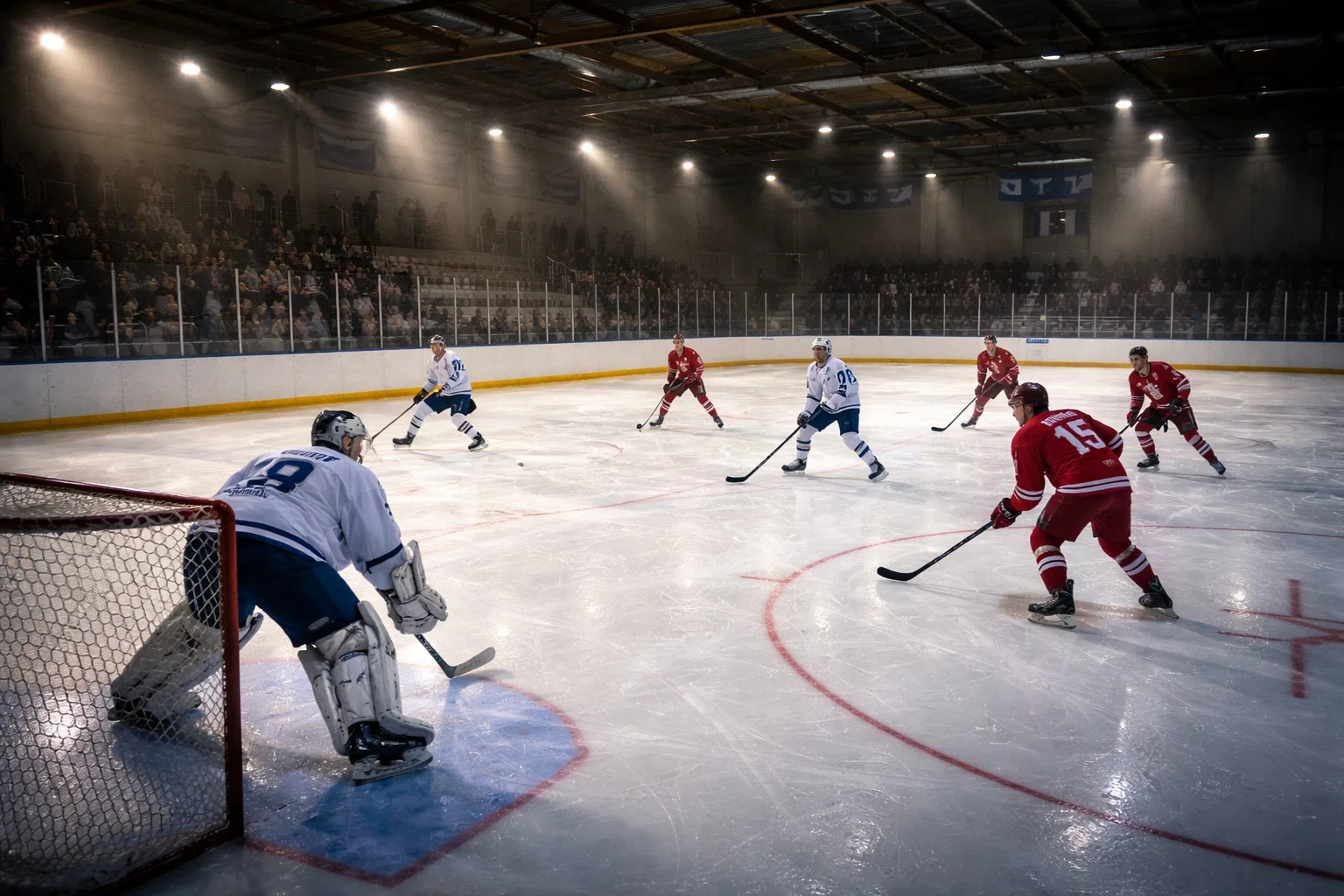 Jääkiekko-ottelu Rautaliigan jäähallissa tunnelmallisessa valaistuksessa